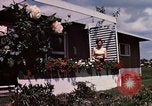 Standbild Suburbia und suburbanen Lebensstil in Levittown Bucks County Pennsylvania United States USA, 1959, aus Sekunde 50 historischem Filmmaterial Videoclip 65675025921
