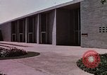 Immagine di La vita sociale degli anni cinquanta Levittown sobborgo precoce Bucks County Pennsylvania United States USA, 1959, secondo 23 filmato di repertorio 65675025922