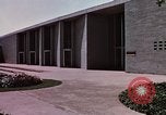 Immagine di La vita sociale degli anni cinquanta Levittown sobborgo precoce Bucks County Pennsylvania United States USA, 1959, secondo 25 filmato di repertorio 65675025922