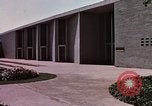 Immagine di La vita sociale degli anni cinquanta Levittown sobborgo precoce Bucks County Pennsylvania United States USA, 1959, secondo 28 filmato di repertorio 65675025922