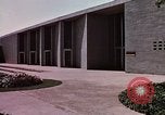 Immagine di La vita sociale degli anni cinquanta Levittown sobborgo precoce Bucks County Pennsylvania United States USA, 1959, secondo 30 filmato di repertorio 65675025922