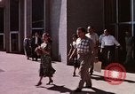 Immagine di La vita sociale degli anni cinquanta Levittown sobborgo precoce Bucks County Pennsylvania United States USA, 1959, secondo 36 filmato di repertorio 65675025922