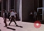Immagine di La vita sociale degli anni cinquanta Levittown sobborgo precoce Bucks County Pennsylvania United States USA, 1959, secondo 40 filmato di repertorio 65675025922
