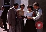 Immagine di La vita sociale degli anni cinquanta Levittown sobborgo precoce Bucks County Pennsylvania United States USA, 1959, secondo 50 filmato di repertorio 65675025922