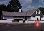 Image la vie dans Levittown Bucks County Pennsylvania United States USA, 1959, de la seconde 43 séquences d'archives historiques vidéo 65675025924
