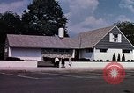 Image la vie dans Levittown Bucks County Pennsylvania United States USA, 1959, de la seconde 44 séquences d'archives historiques vidéo 65675025924