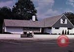 Image la vie dans Levittown Bucks County Pennsylvania United States USA, 1959, de la seconde 45 séquences d'archives historiques vidéo 65675025924