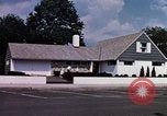 Image la vie dans Levittown Bucks County Pennsylvania United States USA, 1959, de la seconde 50 séquences d'archives historiques vidéo 65675025924