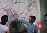 Image la vie dans Levittown Bucks County Pennsylvania United States USA, 1959, de la seconde 60 séquences d'archives historiques vidéo 65675025924