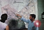 Image la vie dans Levittown Bucks County Pennsylvania United States USA, 1959, de la seconde 62 séquences d'archives historiques vidéo 65675025924