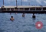 Standbild Swimmingpool Dong Tam Vietnam, 1969, aus Sekunde 40 historischem Filmmaterial Videoclip 65675025963