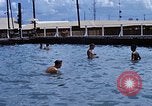 Standbild Swimmingpool Dong Tam Vietnam, 1969, aus Sekunde 46 historischem Filmmaterial Videoclip 65675025963
