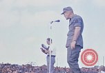 Standbild Bob Hope anzeigen Pleiku Süd Vietnam Camp Enari, 1967, aus Sekunde 15 historischem Filmmaterial Videoclip 65675025969