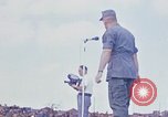 Standbild Bob Hope anzeigen Pleiku Süd Vietnam Camp Enari, 1967, aus Sekunde 16 historischem Filmmaterial Videoclip 65675025969