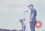 Standbild Bob Hope anzeigen Pleiku Süd Vietnam Camp Enari, 1967, aus Sekunde 17 historischem Filmmaterial Videoclip 65675025969