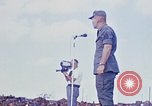 Standbild Bob Hope anzeigen Pleiku Süd Vietnam Camp Enari, 1967, aus Sekunde 19 historischem Filmmaterial Videoclip 65675025969