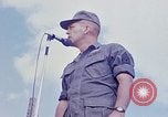 Standbild Bob Hope anzeigen Pleiku Süd Vietnam Camp Enari, 1967, aus Sekunde 22 historischem Filmmaterial Videoclip 65675025969