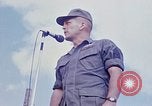 Standbild Bob Hope anzeigen Pleiku Süd Vietnam Camp Enari, 1967, aus Sekunde 23 historischem Filmmaterial Videoclip 65675025969