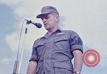 Standbild Bob Hope anzeigen Pleiku Süd Vietnam Camp Enari, 1967, aus Sekunde 27 historischem Filmmaterial Videoclip 65675025969