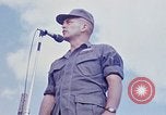 Standbild Bob Hope anzeigen Pleiku Süd Vietnam Camp Enari, 1967, aus Sekunde 29 historischem Filmmaterial Videoclip 65675025969