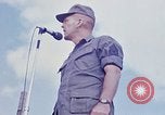 Standbild Bob Hope anzeigen Pleiku Süd Vietnam Camp Enari, 1967, aus Sekunde 30 historischem Filmmaterial Videoclip 65675025969