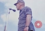 Standbild Bob Hope anzeigen Pleiku Süd Vietnam Camp Enari, 1967, aus Sekunde 31 historischem Filmmaterial Videoclip 65675025969