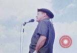 Standbild Bob Hope anzeigen Pleiku Süd Vietnam Camp Enari, 1967, aus Sekunde 44 historischem Filmmaterial Videoclip 65675025969