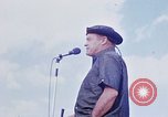 Standbild Bob Hope anzeigen Pleiku Süd Vietnam Camp Enari, 1967, aus Sekunde 46 historischem Filmmaterial Videoclip 65675025969