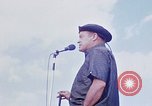 Standbild Bob Hope anzeigen Pleiku Süd Vietnam Camp Enari, 1967, aus Sekunde 47 historischem Filmmaterial Videoclip 65675025969