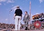 Standbild Bob Hope anzeigen Pleiku Süd Vietnam Camp Enari, 1967, aus Sekunde 12 historischem Filmmaterial Videoclip 65675025970