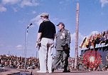 Standbild Bob Hope anzeigen Pleiku Süd Vietnam Camp Enari, 1967, aus Sekunde 13 historischem Filmmaterial Videoclip 65675025970