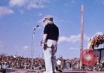 Standbild Bob Hope anzeigen Pleiku Süd Vietnam Camp Enari, 1967, aus Sekunde 15 historischem Filmmaterial Videoclip 65675025970