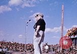 Standbild Bob Hope anzeigen Pleiku Süd Vietnam Camp Enari, 1967, aus Sekunde 16 historischem Filmmaterial Videoclip 65675025970