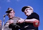 Standbild Bob Hope anzeigen Pleiku Süd Vietnam Camp Enari, 1967, aus Sekunde 23 historischem Filmmaterial Videoclip 65675025970