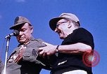 Standbild Bob Hope anzeigen Pleiku Süd Vietnam Camp Enari, 1967, aus Sekunde 26 historischem Filmmaterial Videoclip 65675025970