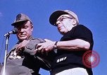 Standbild Bob Hope anzeigen Pleiku Süd Vietnam Camp Enari, 1967, aus Sekunde 28 historischem Filmmaterial Videoclip 65675025970