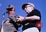 Standbild Bob Hope anzeigen Pleiku Süd Vietnam Camp Enari, 1967, aus Sekunde 29 historischem Filmmaterial Videoclip 65675025970