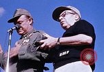 Standbild Bob Hope anzeigen Pleiku Süd Vietnam Camp Enari, 1967, aus Sekunde 30 historischem Filmmaterial Videoclip 65675025970