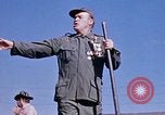 Standbild Bob Hope anzeigen Pleiku Süd Vietnam Camp Enari, 1967, aus Sekunde 57 historischem Filmmaterial Videoclip 65675025970