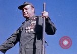 Standbild Bob Hope anzeigen Pleiku Süd Vietnam Camp Enari, 1967, aus Sekunde 62 historischem Filmmaterial Videoclip 65675025970