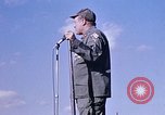 Standbild Bob Hope anzeigen Pleiku Süd Vietnam Camp Enari, 1967, aus Sekunde 4 historischem Filmmaterial Videoclip 65675025971