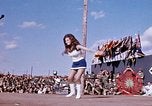 Standbild Bob Hope anzeigen Pleiku Süd Vietnam Camp Enari, 1967, aus Sekunde 25 historischem Filmmaterial Videoclip 65675025971