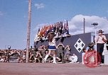 Standbild Bob Hope anzeigen Pleiku Süd Vietnam Camp Enari, 1967, aus Sekunde 27 historischem Filmmaterial Videoclip 65675025971