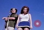 Standbild Bob Hope anzeigen Pleiku Süd Vietnam Camp Enari, 1967, aus Sekunde 41 historischem Filmmaterial Videoclip 65675025971