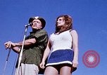 Standbild Bob Hope anzeigen Pleiku Süd Vietnam Camp Enari, 1967, aus Sekunde 44 historischem Filmmaterial Videoclip 65675025971