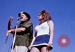 Standbild Bob Hope anzeigen Pleiku Süd Vietnam Camp Enari, 1967, aus Sekunde 45 historischem Filmmaterial Videoclip 65675025971