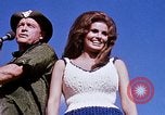 Standbild Bob Hope anzeigen Pleiku Süd Vietnam Camp Enari, 1967, aus Sekunde 51 historischem Filmmaterial Videoclip 65675025971