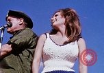 Standbild Bob Hope anzeigen Pleiku Süd Vietnam Camp Enari, 1967, aus Sekunde 52 historischem Filmmaterial Videoclip 65675025971