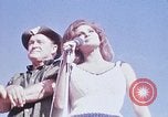 Standbild Bob Hope anzeigen Pleiku Süd Vietnam Camp Enari, 1967, aus Sekunde 58 historischem Filmmaterial Videoclip 65675025971
