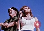 Standbild Bob Hope anzeigen Pleiku Süd Vietnam Camp Enari, 1967, aus Sekunde 59 historischem Filmmaterial Videoclip 65675025971